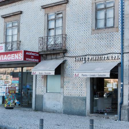 <b>Edif�cio na Pra�a Conde de A[...]</b>