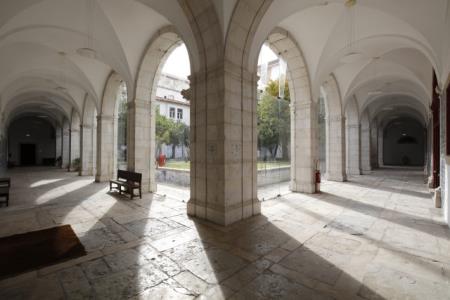 <b>Claustro</b>
