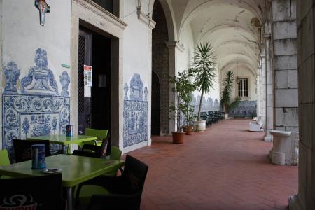 <b>Claustro</b>