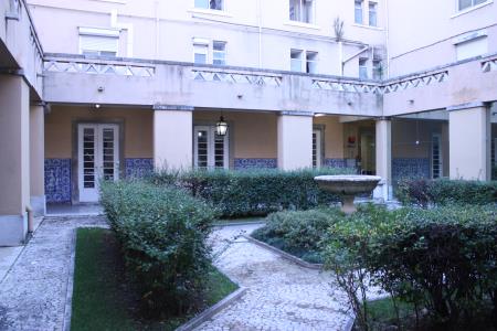 <b>Claustro</b>