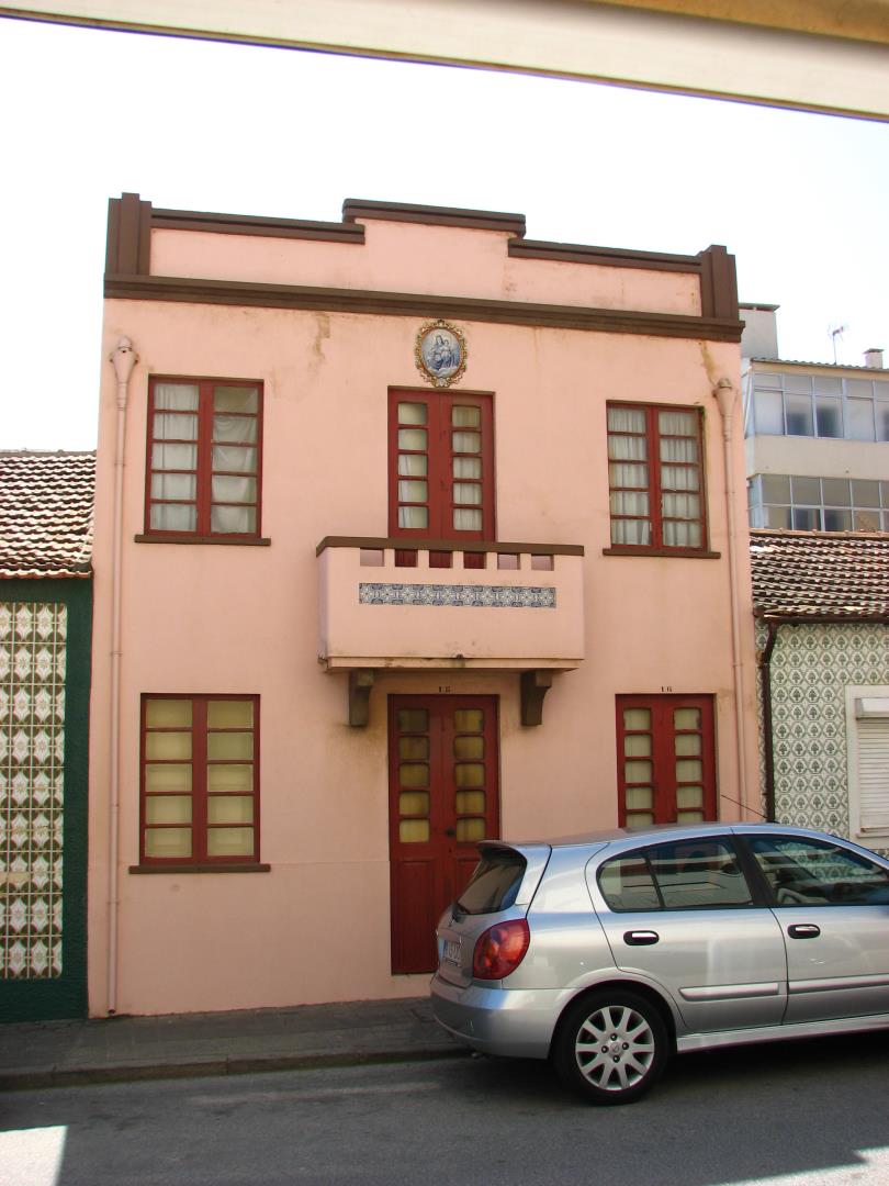 Legenda: Ovar, edifício na Rua de Álvares Cabral, n.º 118