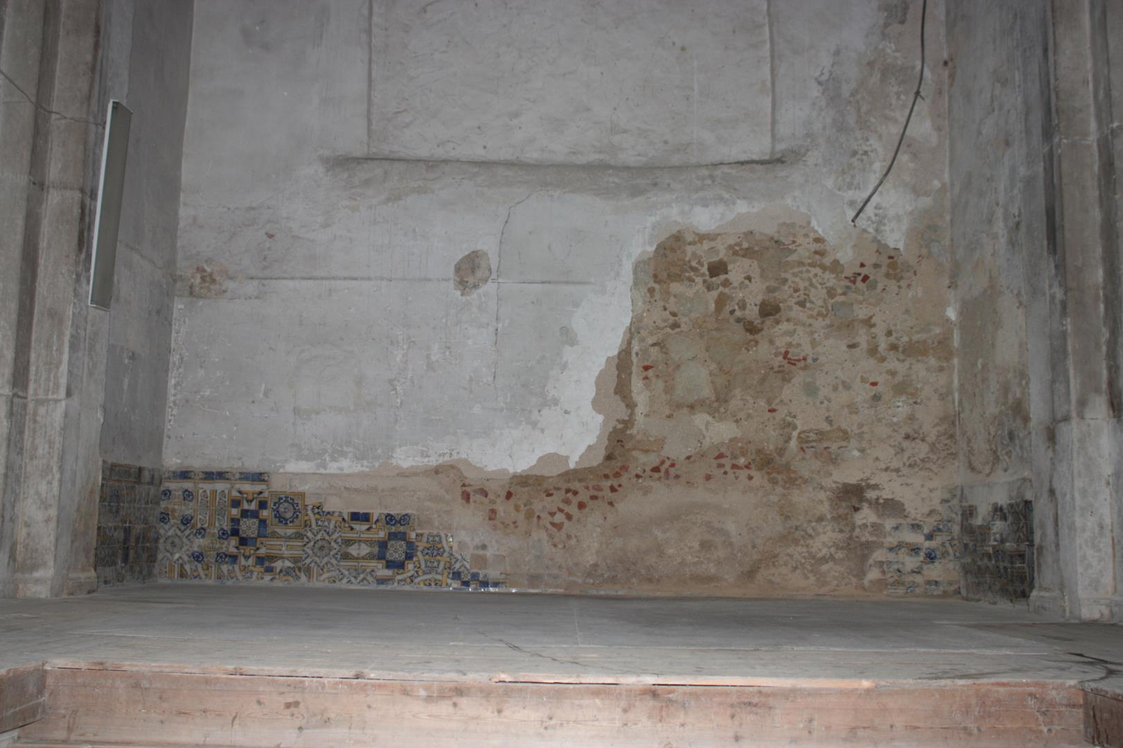 Legenda: Revestimento cerâmico da capela-mor, parede 3, secção 1