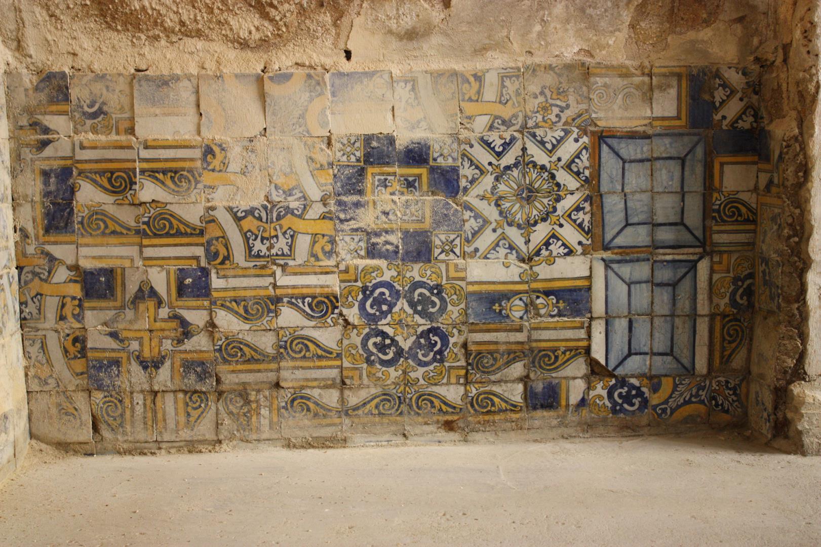 Legenda: Revestimento cerâmico da capela-mor, parede 4, secção 1