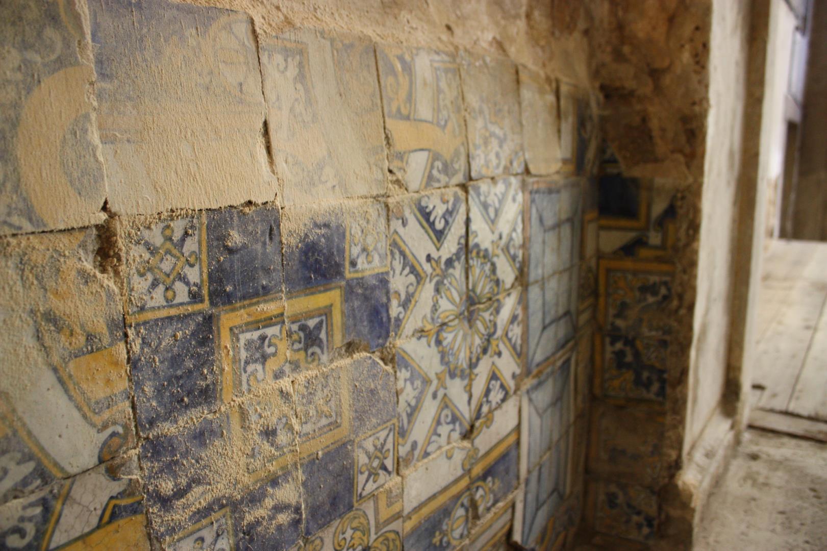Legenda: Revestimento cerâmico da capela-mor, parede 5, secção 1