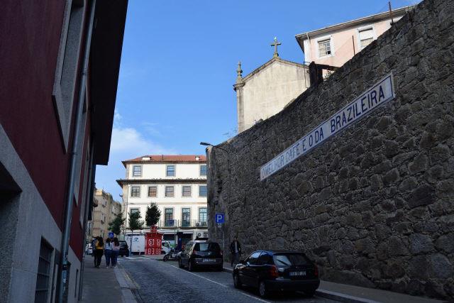 Legenda: Muro na Rua Dr. Ricardo Jorge, n.º 127, Porto, com painel publicitário [fotografia David Francisco | Azulejo Publicitário Português | licença CC BY-NC 4.0]