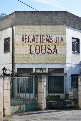 Legenda: Painel de azulejos publicitário [fotografia David Francisco e Isabel Boavida | 2019 | Azulejo Publicitário Português | licença CC BY-NC 4.0]